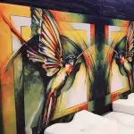 Design-Bett mit Kolibri-Kunstwerk