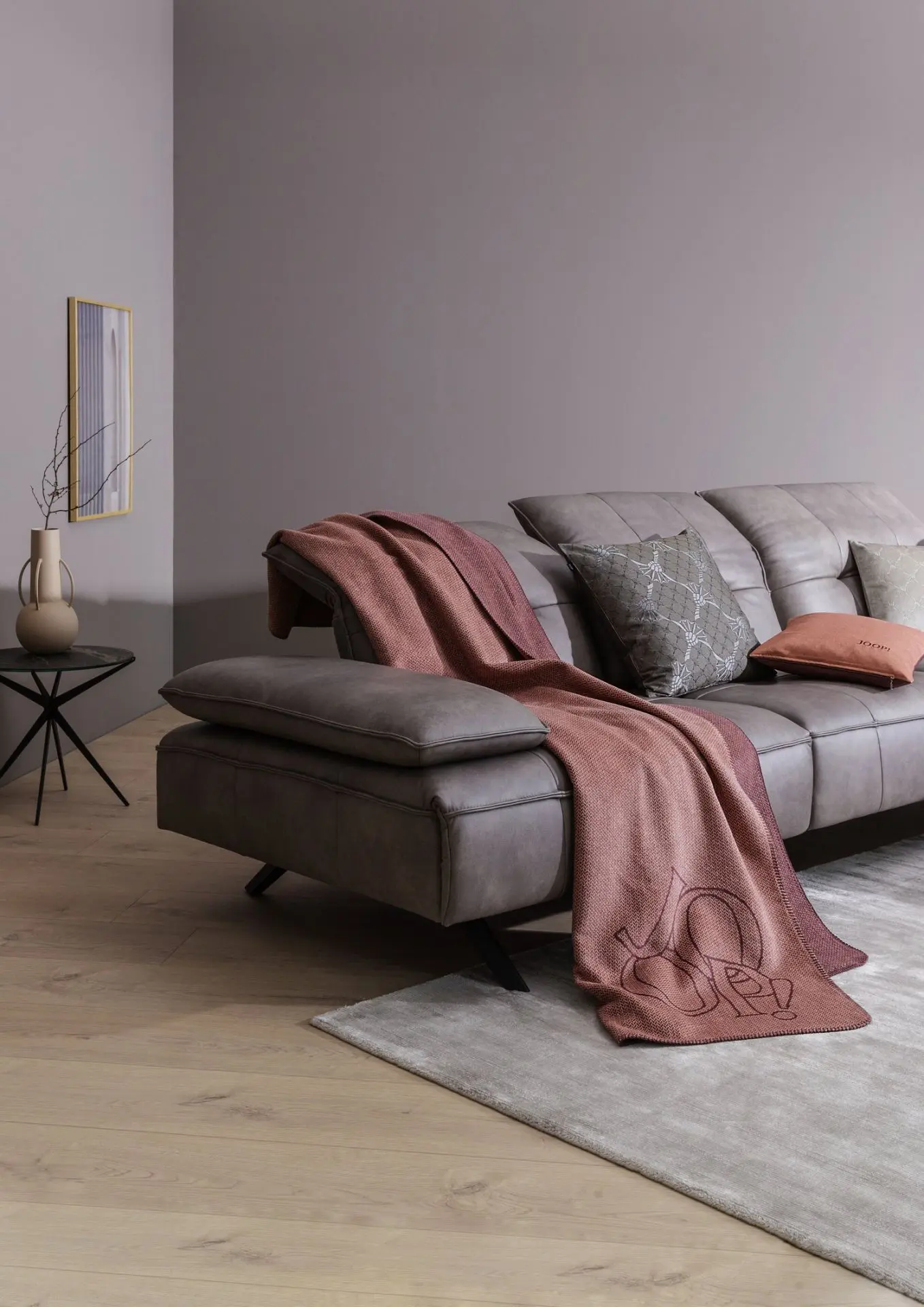 Joop Statement orange bordeaux auf Sofa