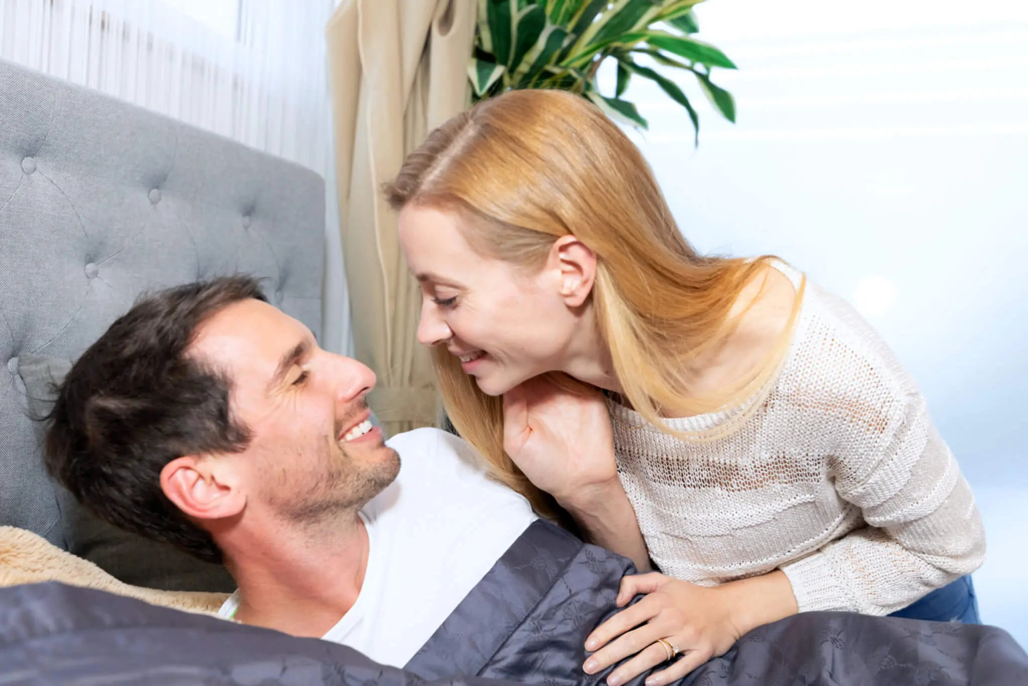 Julia Fehrer und Björn Hübner-Fehrer glücklich mit neuem Bett von BESTBED