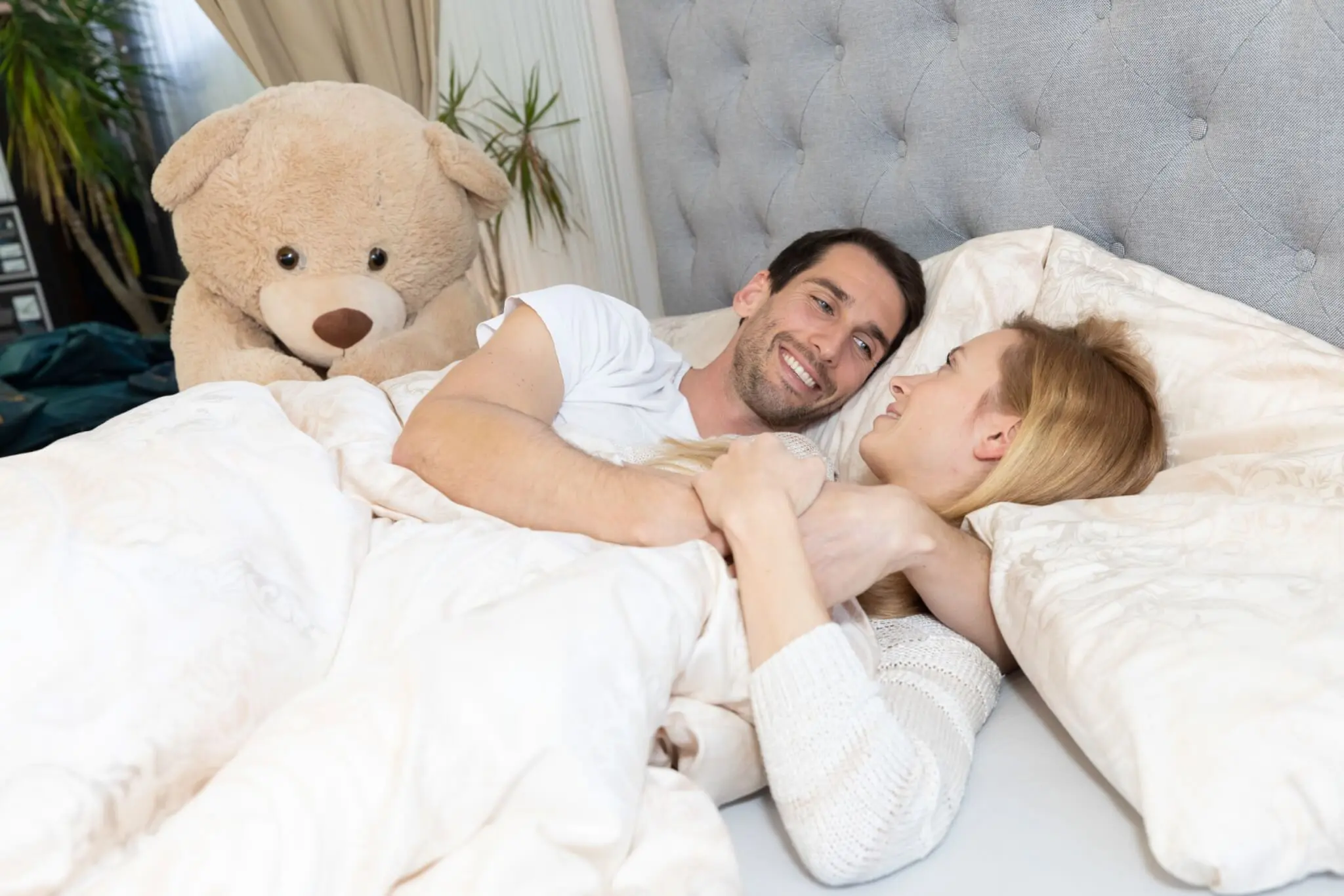 Julia und Björn: Auch Athleten wollen kuscheln, mit Bär