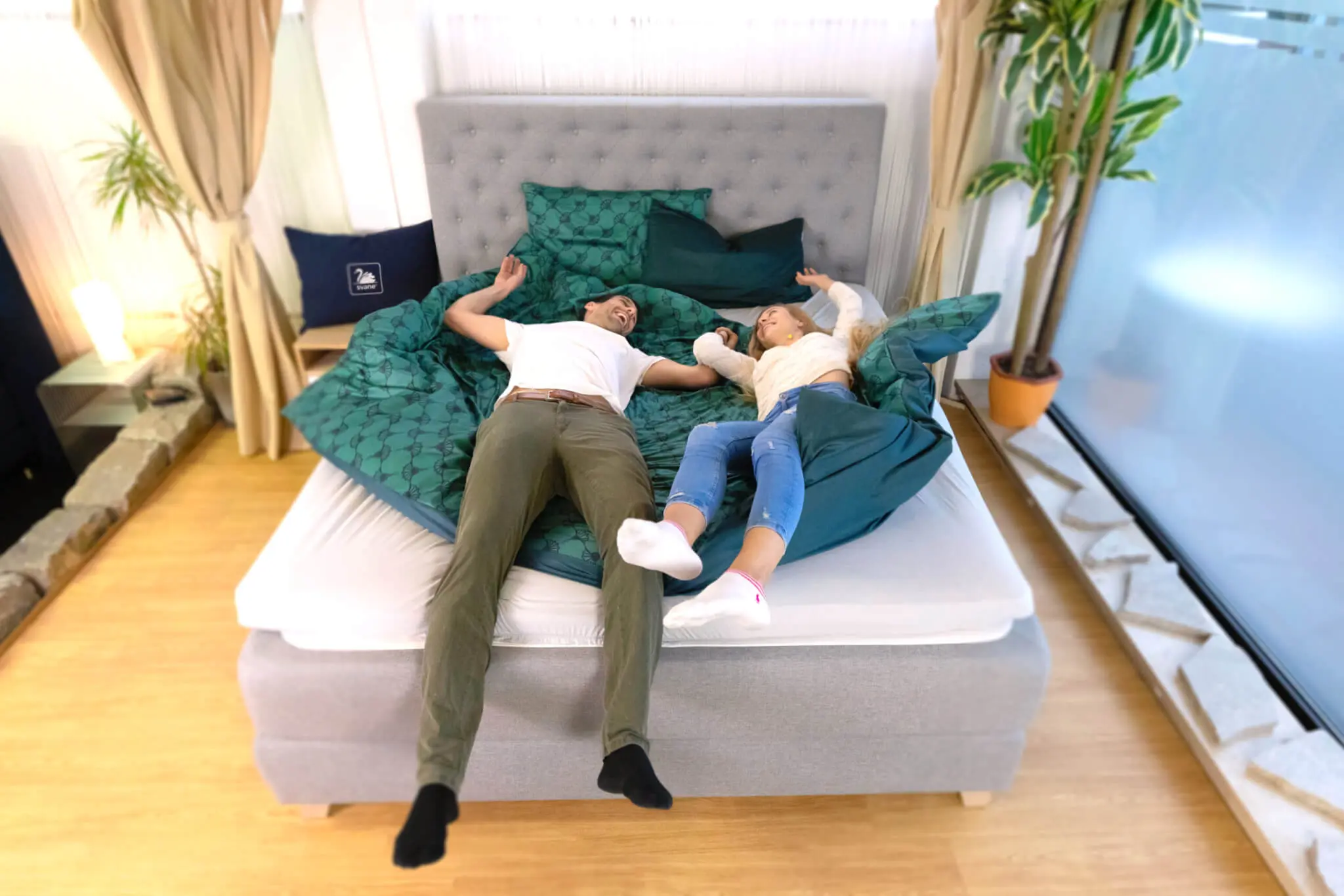 Julia und Björn springen topfit in ihr Svane Boxspringbett