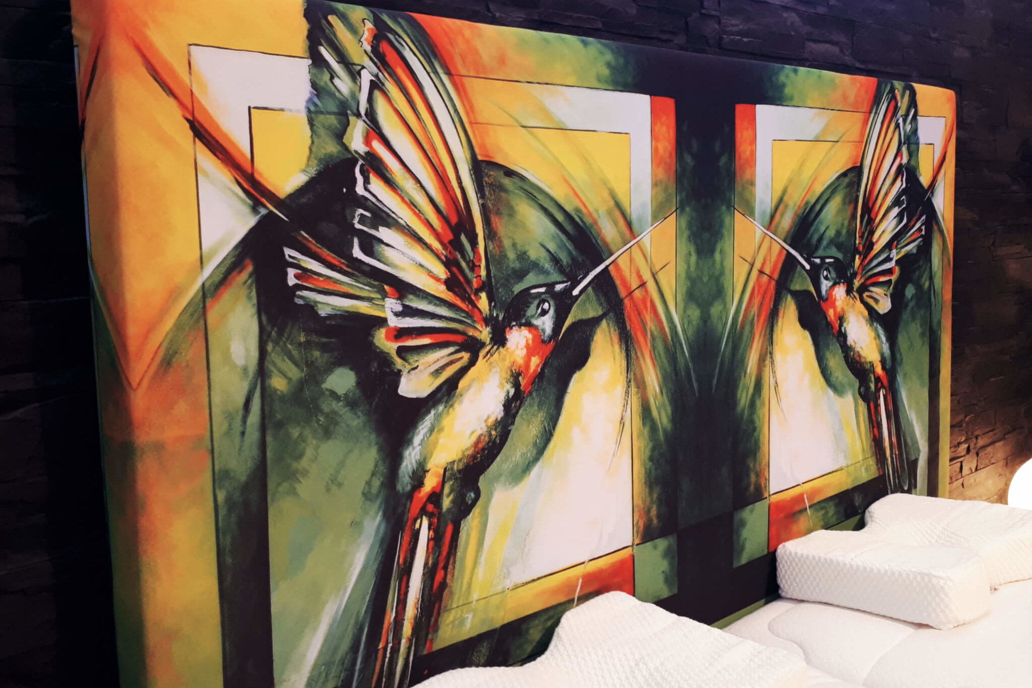 Design-Bett mit Kolibri-Kunstwerk